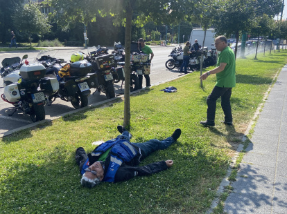Uno de los participantes en la ruta motera hasta Rumanía descansa del calor extremo en Timisoara, Rumanía.
