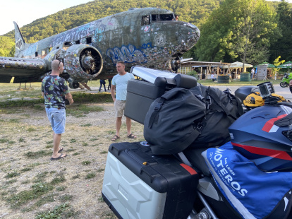 Uno de los aviones de recuerdo de la base militar secreta que servía de refugio a los aviones checos de la II Guerra Mundial y que ahora es una de las mecas moteras del continente.