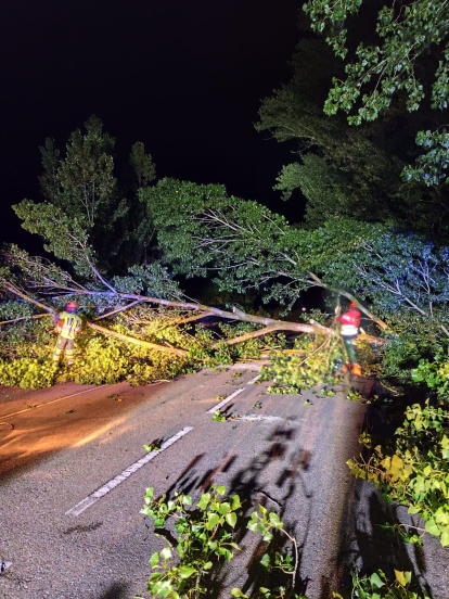 Los Bomberos de la Diputación achican agua en varios pueblos tras el temporal.