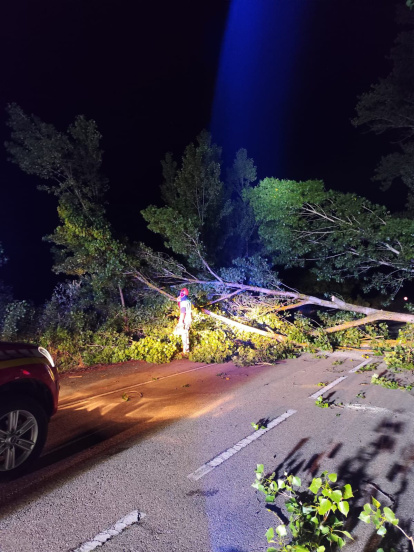 Los Bomberos de la Diputación achican agua en varios pueblos tras el temporal.