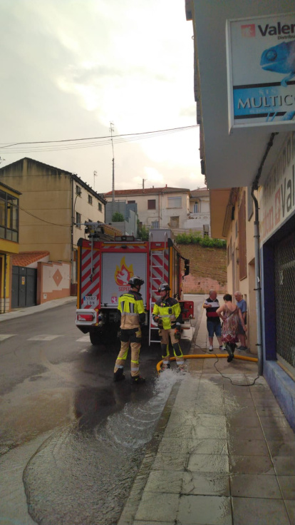 Los Bomberos de la Diputación achican agua en varios pueblos tras el temporal.