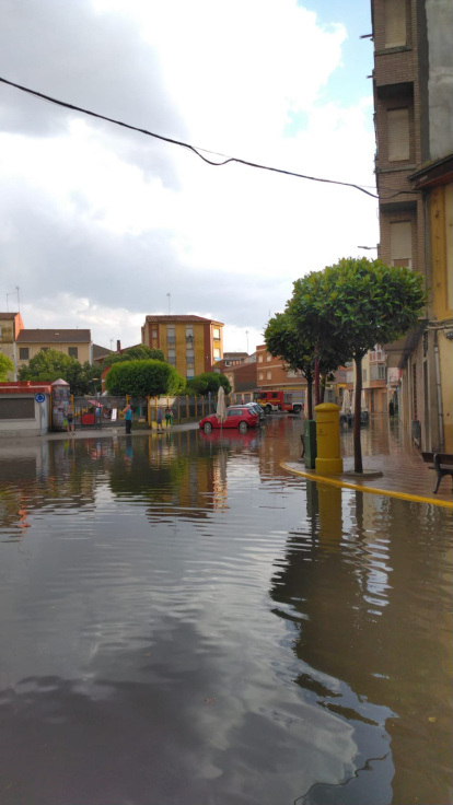 Los Bomberos de la Diputación achican agua en varios pueblos tras el temporal.