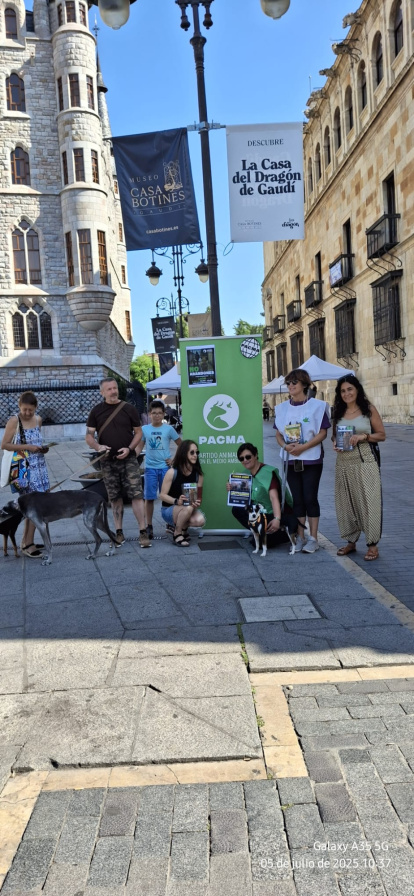 La concentración del Pacma se inició en Botines a las diez.