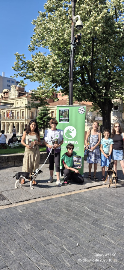 La concentración del Pacma se inició en Botines a las diez.