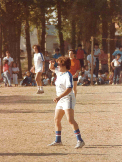 En un partido de solteras y casadas en Joarilla de las Matas en los años 80.
