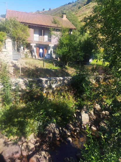 El caserío se ha recuperado y ofrece una vista amable entre el paisaje.