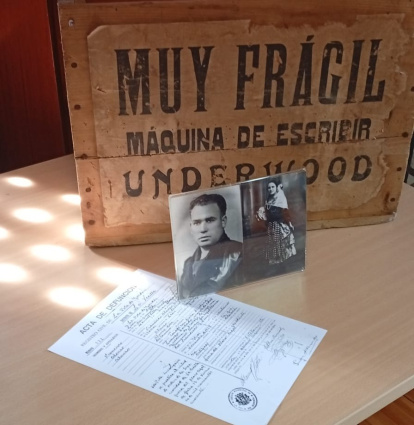 Uno de los guerrilleros y una mujer con documentos históricos.