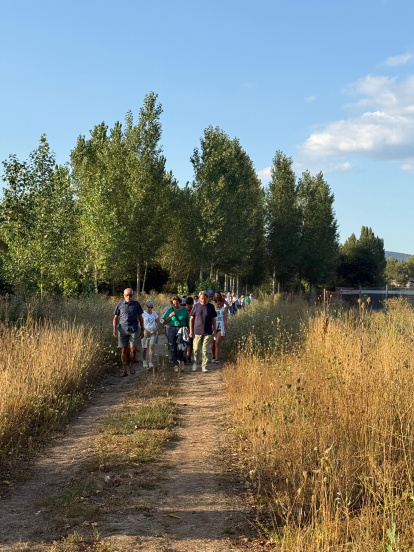 Vecinos de Modino y Vidanes recorren el Sendero del Puerto, un camino histórico que ha sido recuperado.