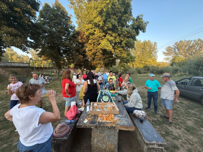 Vecinos de los dos pueblos celebraron una merienda en la orilla del Esla, en Modino.