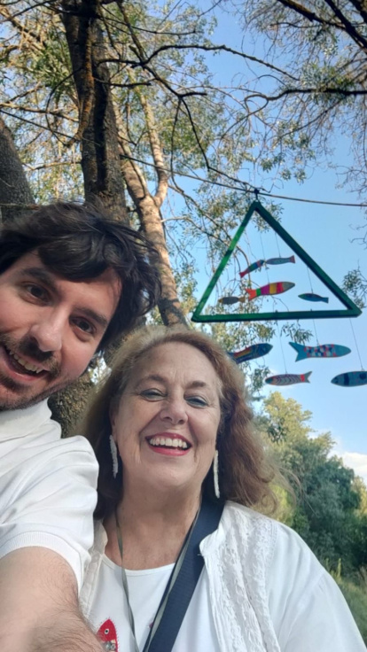 Ángeles Reyero, impulsora de la recuperación del Sendero del Puerto, con su sobrino Gonzalo.