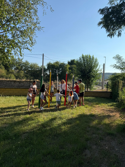 Juegos infantiles con la nueva escultura hecha por los niños de Vidanes durante el verano.