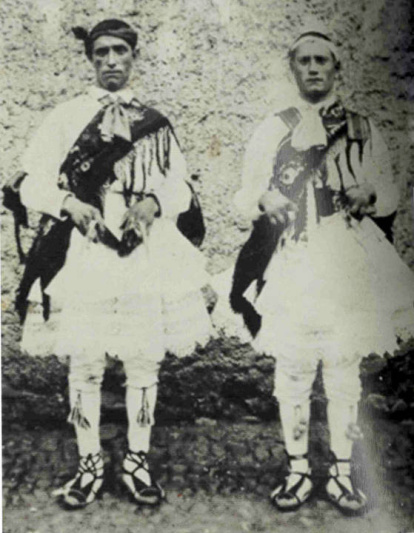 Arsenio Martínez y Faustino Ugidos, danzantes de Laguna de Negrillos, hacia 1934.