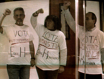 Los tres miembros de los GRAPO José Ortín Martínez, Concepción González Rodríguez y Enrique Cuadra Eccheandía, con camisetas a favor de la autodeterminación, de la amnistía y con el lema 