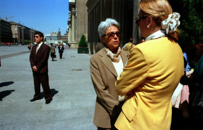 Pilar Muro, esposa del industrial secuestrado Publio Cordón, conversa con Luisa Fernanda Rudi, alcaldesa de Zaragoza, tras el comunicado de los GRAPO en el que solicitan a la familia de Publio Cordón el pago de 600 millones.