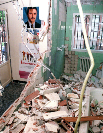 Explosión en el baño de la sede del PP de la Avenida de Oporto,104 ,en el barrio de Carabanchel,tras la explosión de un artefacto atribuido a Grapo.