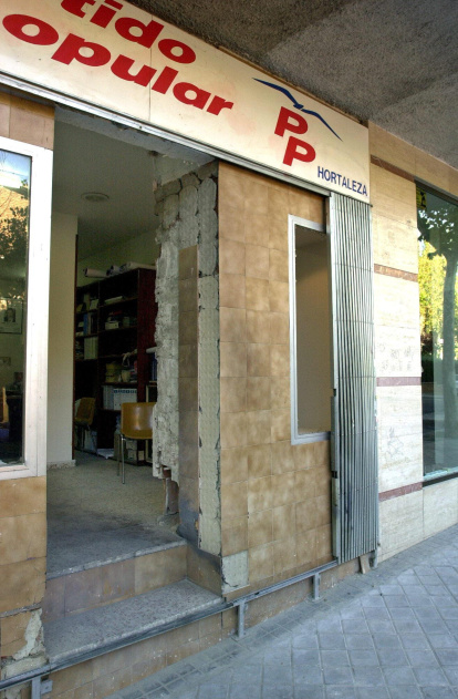 Artefacto explosivo colocado por Grapo en la sede del Partido Popular del barrio de Hortaleza,que causó daños materiales en la puerta de entrada,la cristalera y falsos techos del interior.