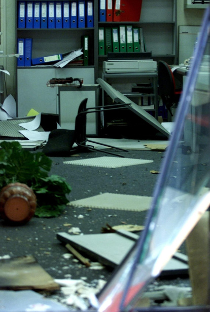 Destrozos causados por la explosión de un artefacto de fabricación casera de Grapo en la empresa de trabajo temporal Adeco de la calle Casanovas,244, en Barcelona.