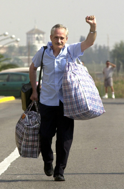 El histórico dirigente del Grapo, Francisco Brotons Beneyto, sale de la prisión Sevilla II, tras cumplir condena durante casi 25 años en diversos centros.