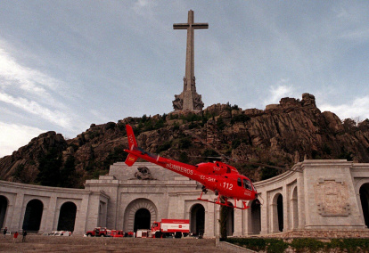 La explosión de la Basílica del Valle de los Caídos que ha sido causada por un artefacto situado en el lateral izquierdo de la Basílica, colocado por Grapo.
