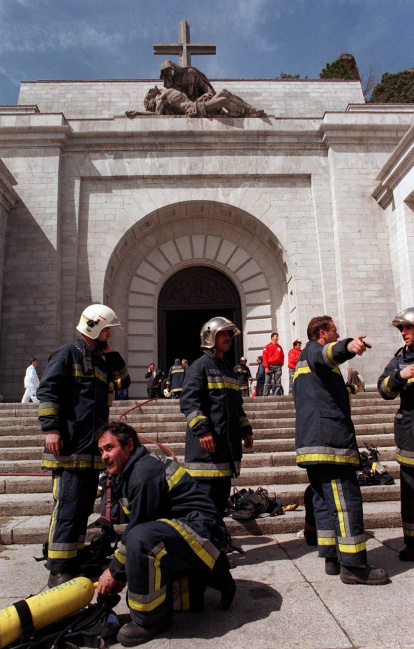 La explosión de la Basílica del Valle de los Caídos que ha sido causada por un artefacto situado en el lateral izquierdo de la Basílica, colocado por Grapo.