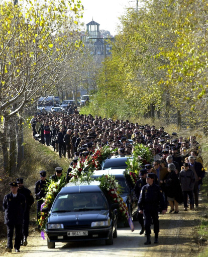 La comitiva con los restos mortales del policía nacional Francisco Sanz Morales, asesinado en Madrid por los Grapo.