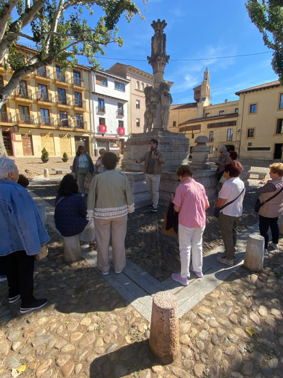 El grupo guiado por Yago Rejón Pérez y Javier Calderón Sánchez, de La Cuelga, en la plaza del Grano.