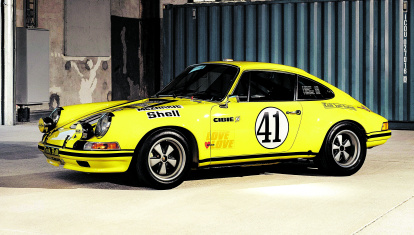 Nada falta en la escrupulosa ‘resurrección’ del 911 S/T histórico ganador de Le Mans 1972 en categoría GT: desde el dorsal nº 41 a los adhesivos de los patrocinadores de la época y la tonalidad amarilla Light. PRSCH