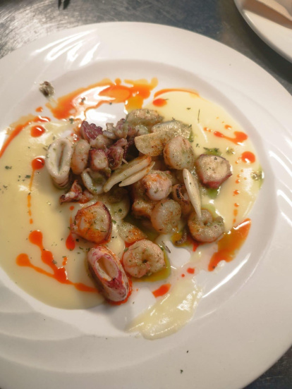 Salteado de pulpo y gambas con parmentier de patata.