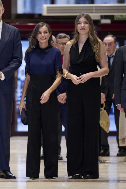 Letizia y Sofía optaron por el negro como base con detalles personales: manga adornada y joyas doradas, claves de su estilo contenido pero con intención.