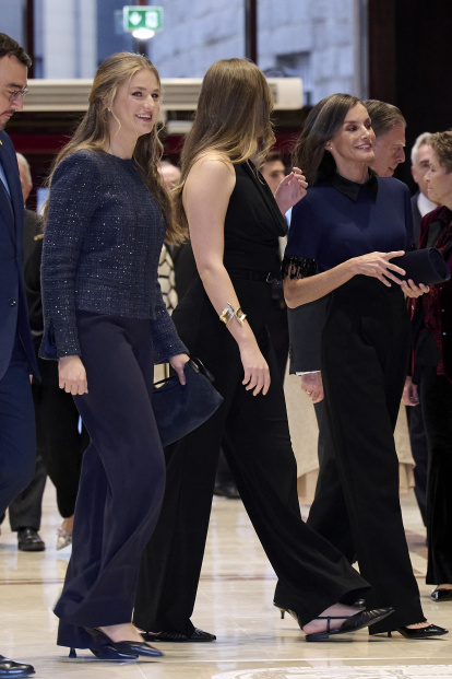 Tres estilos distintos, una misma sintonía: sobriedad elegante, siluetas fluidas y una imagen de unidad sin rigidez.