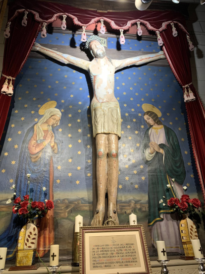 El Cristo de la Victoria y las pinturas de la Virgen María y san Juan en el altar de la capilla. Una imagen difícil de ver así, en toda su extensión, pues desde la puerta sólo se aprecian sus pies, dado su tamaño colosal