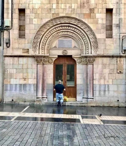 Un  hombre le reza al Cristo de la Victoria, arrodillado ante su capilla en plena calle Ancha.