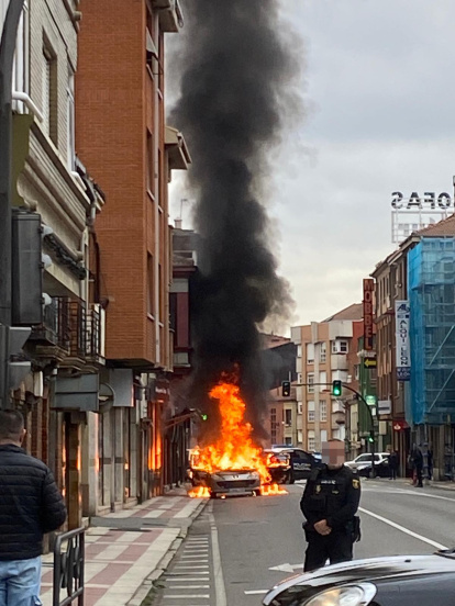 Arde un coche en mitad de la calle en Trobajo del Camino