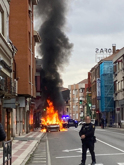 Arde un coche en mitad de la calle en Trobajo del Camino