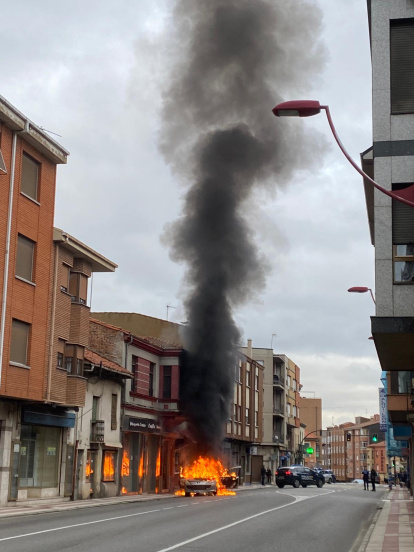 Arde un coche en pleno centro de León.