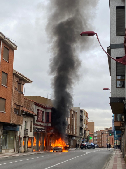 Arde un coche en mitad de la calle en Trobajo del Camino
