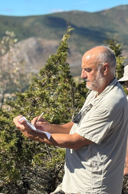 Alipio García de Celis, haciendo trabajo de campo.