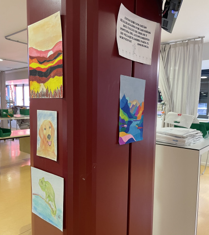 Niños de Villaquilambre 'decoran' el Hospital de Día Oncohematológico de León.