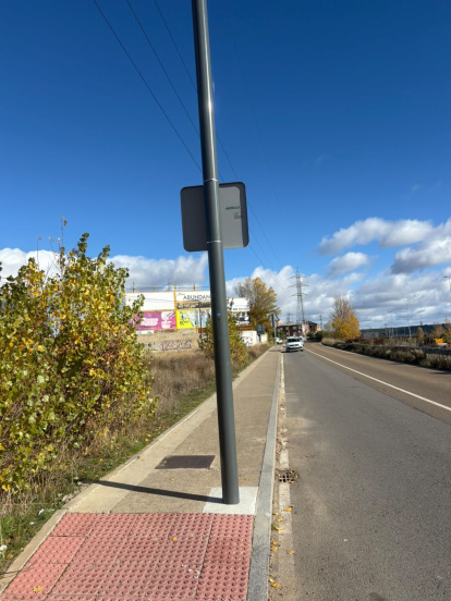 Aceras sin luz en Navatejera, León.