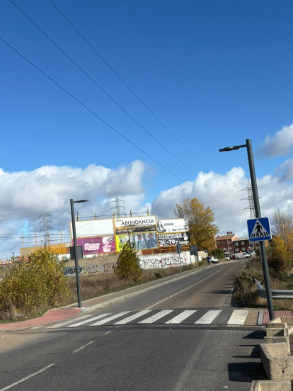 Aceras sin luz en Navatejera, León.