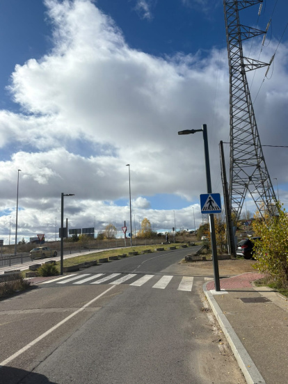 Aceras sin luz en Navatejera, León.