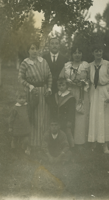 Con Claudio Sánchez Albornoz y sus hermanas.