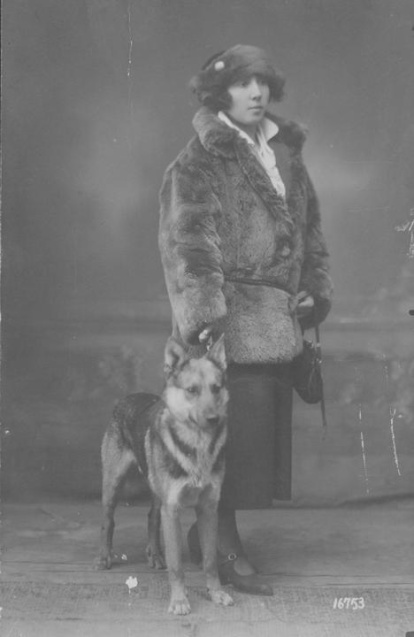 María Sánchez Miñambres, con un perro.