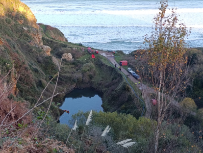 La UME de León y la Policía de Asturias realizan la misión en la balsa de la mina de Berbes.