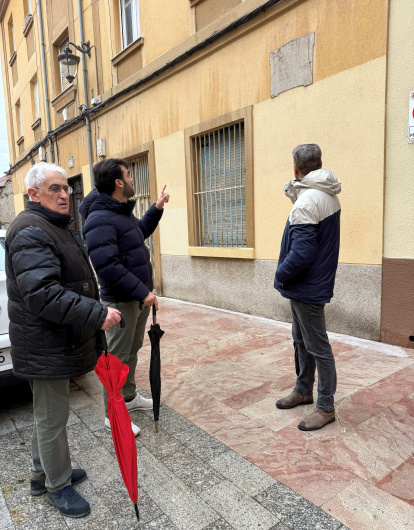 Visita de representantes del Partido Popular al barrio de Santa Marina en León.