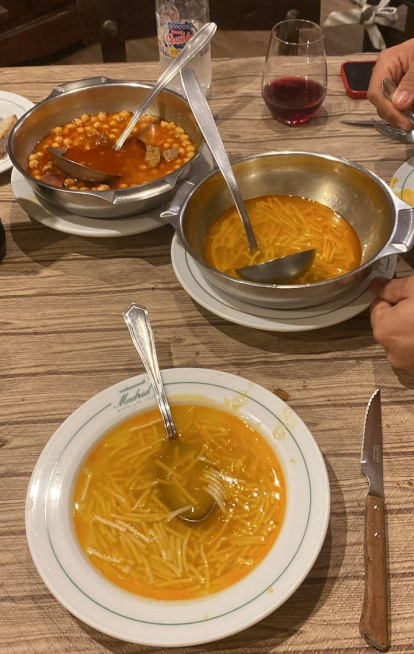 Cocinar juntos un cocido o una sopa caliente tras un día de nieve es parte del ritual rural que hace inolvidable una Nochevieja en la montaña.