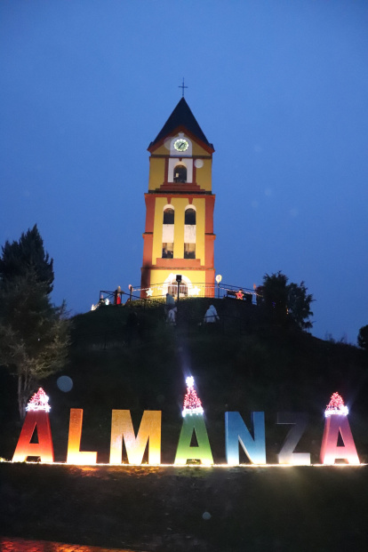La bienvenida iluminada a la Navidad de Almanza