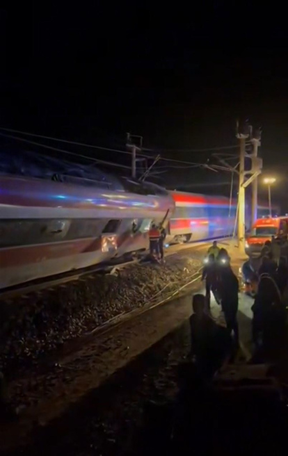 Al menos cinco personas han muerto, varias han resultado heridas y un número no precisado están atrapadas tras el descarrilamiento de dos trenes de alta velocidad en el término municipal de Adamuz (Córdoba).