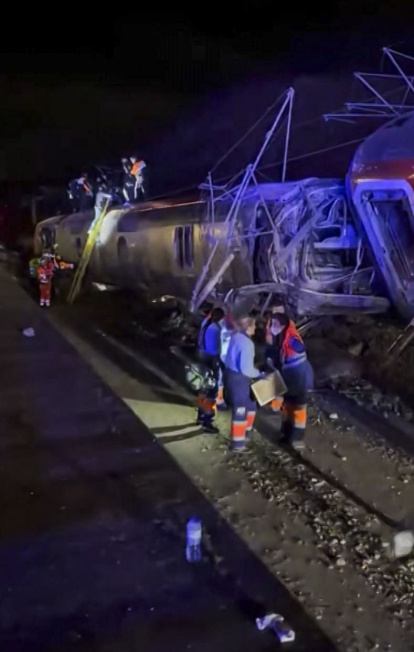 Al menos cinco personas han muerto, varias han resultado heridas y un número no precisado están atrapadas tras el descarrilamiento de dos trenes de alta velocidad en el término municipal de Adamuz (Córdoba).
