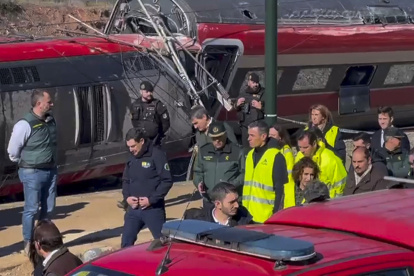 Captura de video que muestra al presidente de la Junta de Andalucía, Juanma Moreno, y al presidente del Gobierno, Pedro Sánchez, este lunes, en Adamuz.
